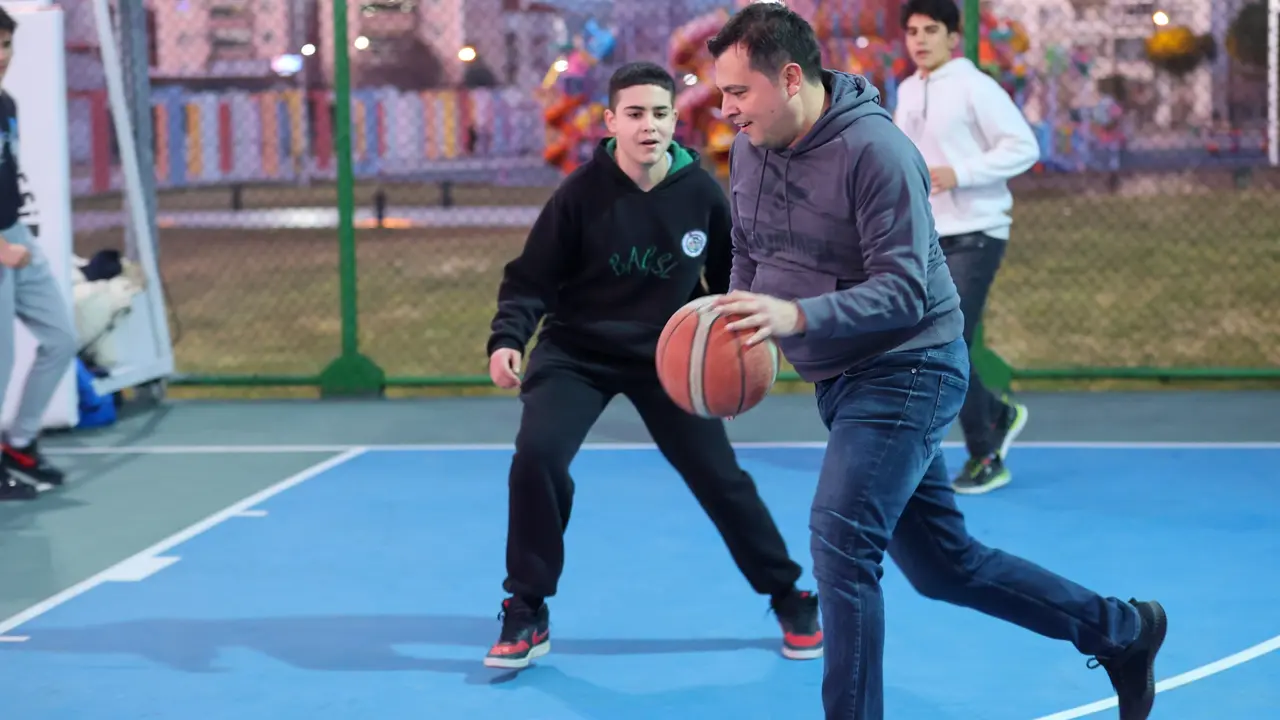 Başkan Çakın gençlerle basket oynadı