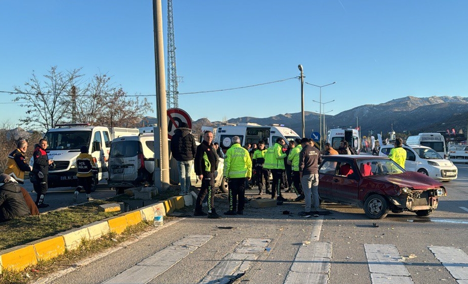 Afyonkarahisar'da zincirleme kaza 2 çocuk 10 kişi yaralandı