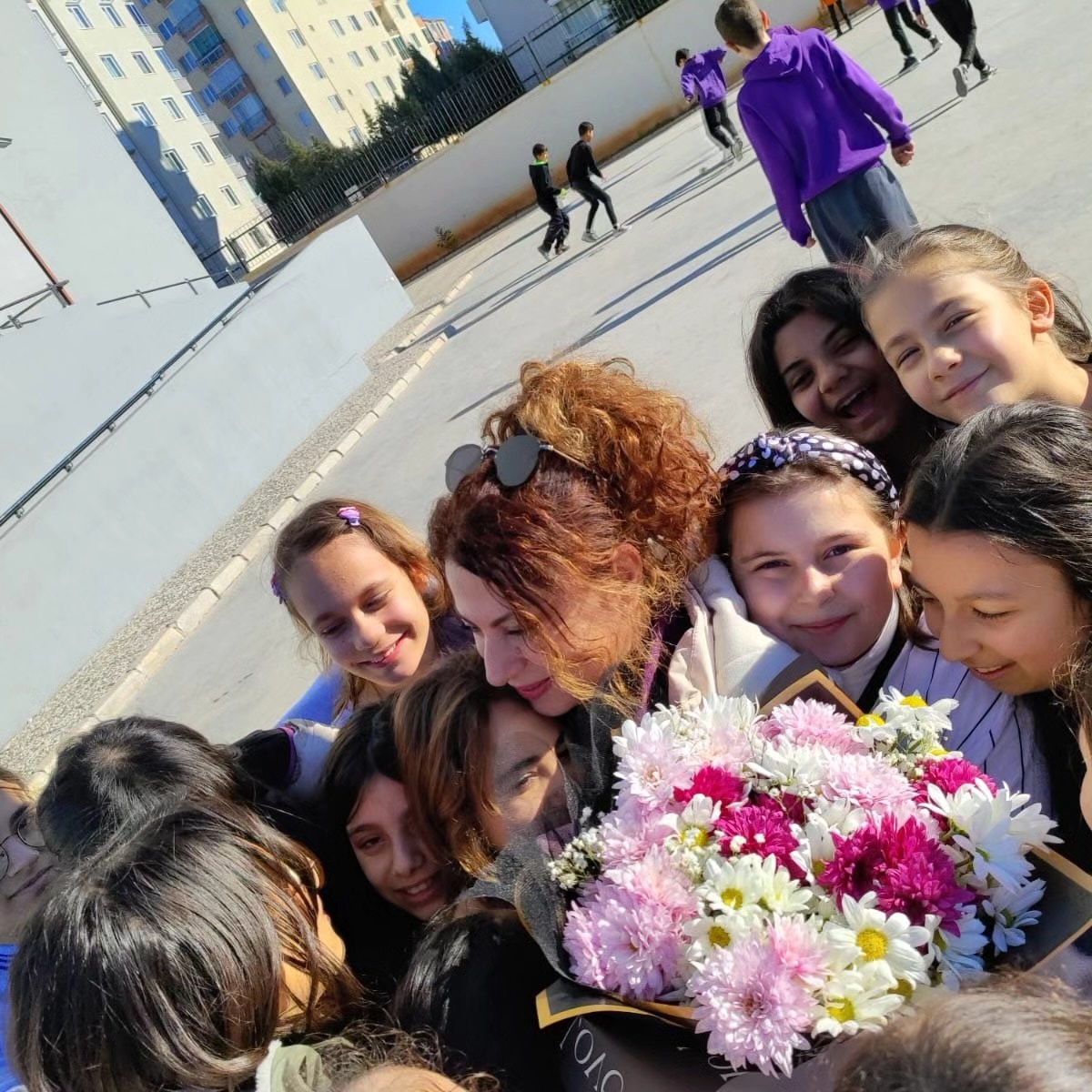 Hatay’’dan Gelen Depremzede Öğretmene Öğrencilerinden Sevgi Yumağı