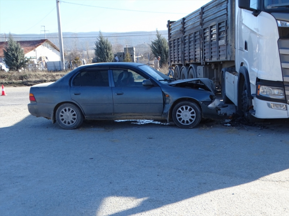 Hisarcık'ta otomobille tırın çarpıştığı kazada 4 kişi yaralandı