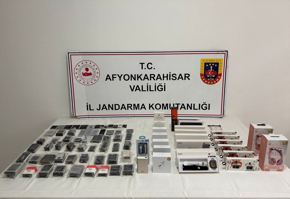 Afyonkarahisar'da bir araçta kaçak elektronik ürün ele geçirildi