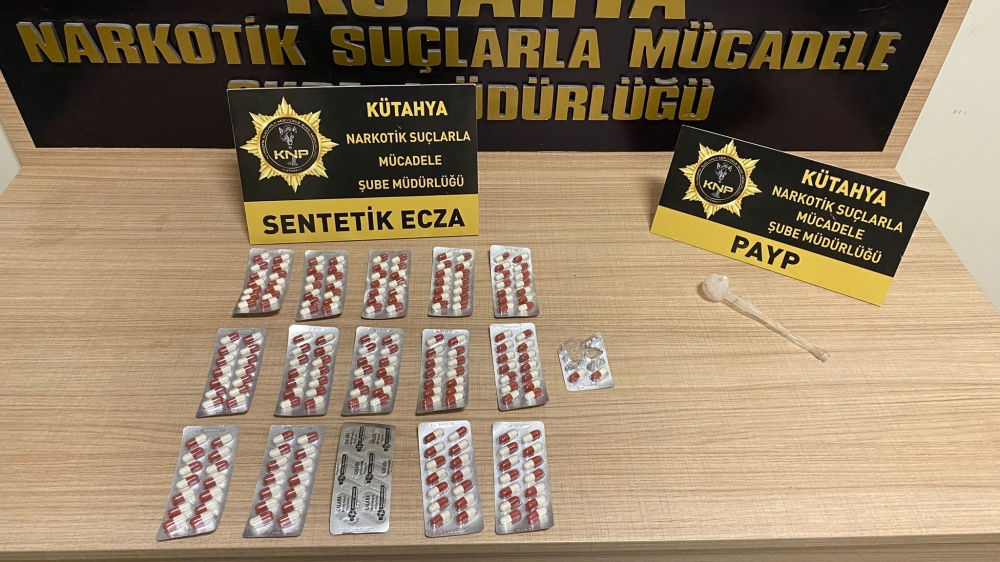 Kütahya'da  üstünde 212 sentetik uyuşturucu hapla yakalanan şüpheli tutuklandı.