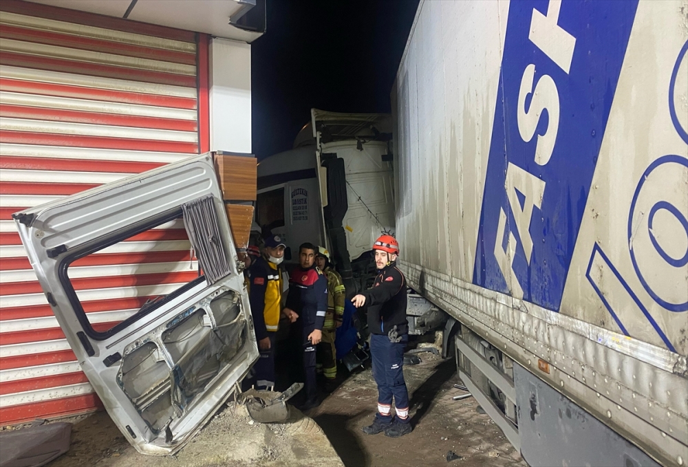 İzmir'de tırın minibüse çarpması sonucu 2 kişi hayatını kaybetti, 12 kişi yaralandı