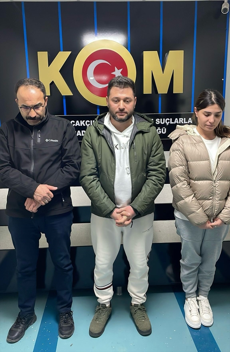 Nitelikli dolandırıcı holding sahibi çift İzmir'e getirildi