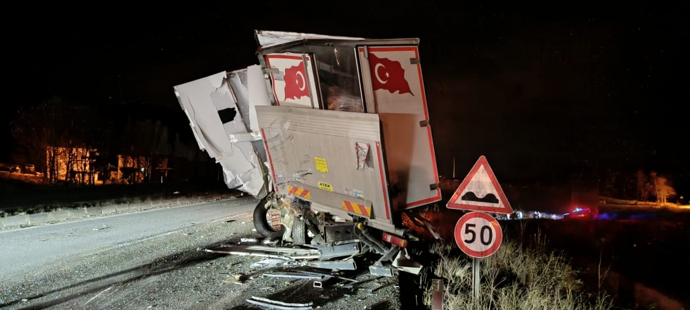 Afyonkarahisar'da tır devrildi sürücüsü yaralandı
