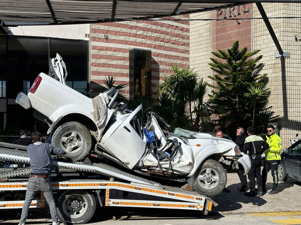 İzmir'de devrilen pikabın sürücüsü öldü
