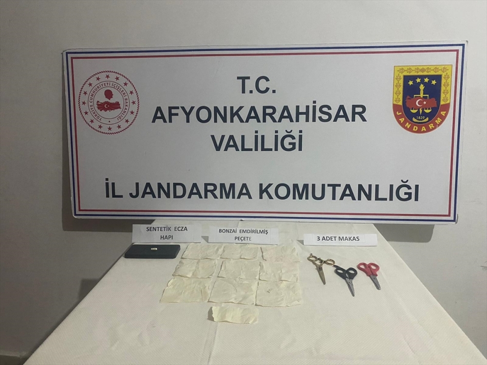 Afyonkarahisar'da  iki araçta uyuşturucu ele geçirildi! 4 şüpheli gözaltına alındı