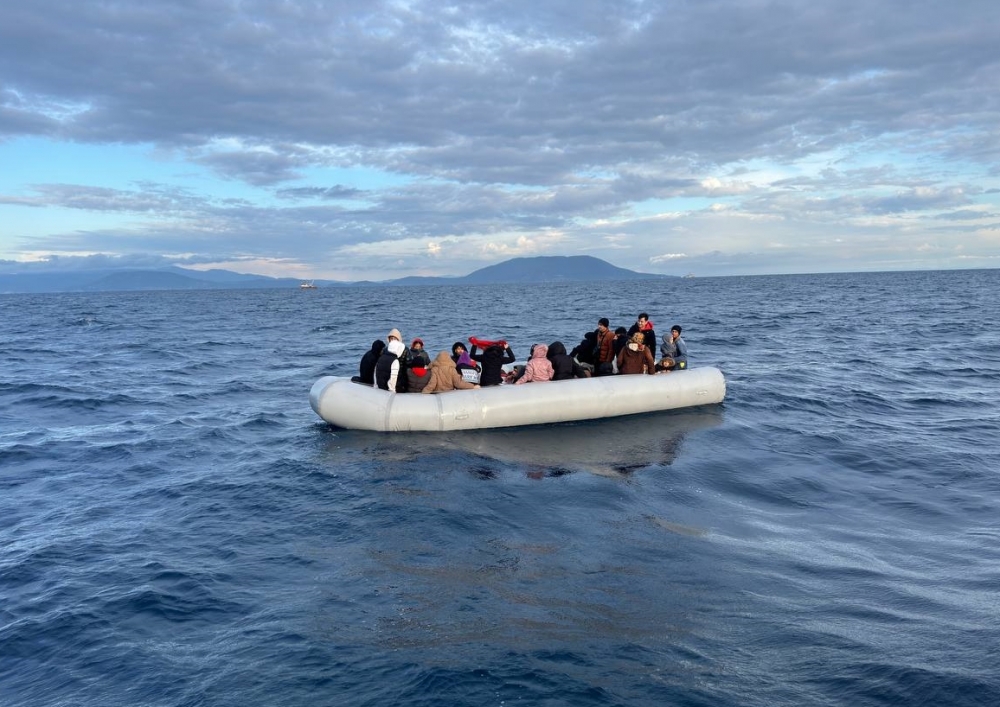 İzmir açıklarında 43 düzensiz göçmen kurtarıldı