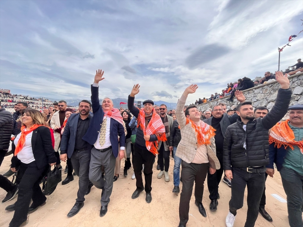 Muğla'da spor kulübü yararına deve güreşi düzenlendi