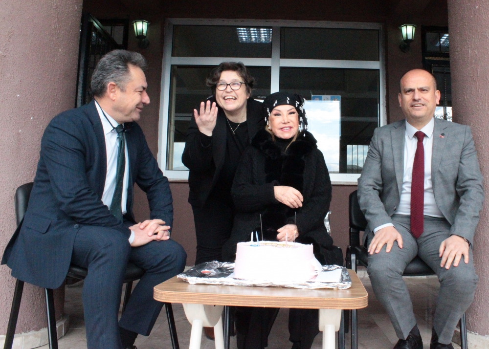 Bedia Akartürk, memleketi Ödemiş'te öğrencilerle buluştu