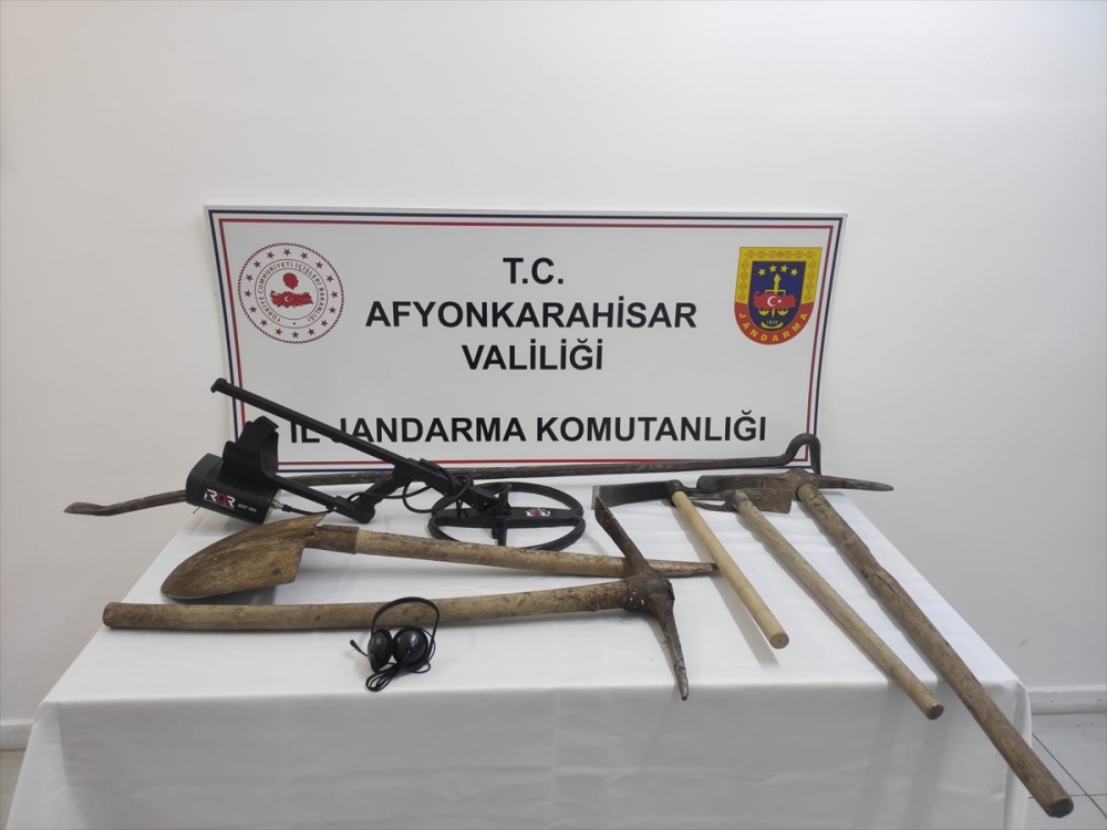 Afyonkarahisar'da kaçak kazı yapan 5 şüpheli yakalandı