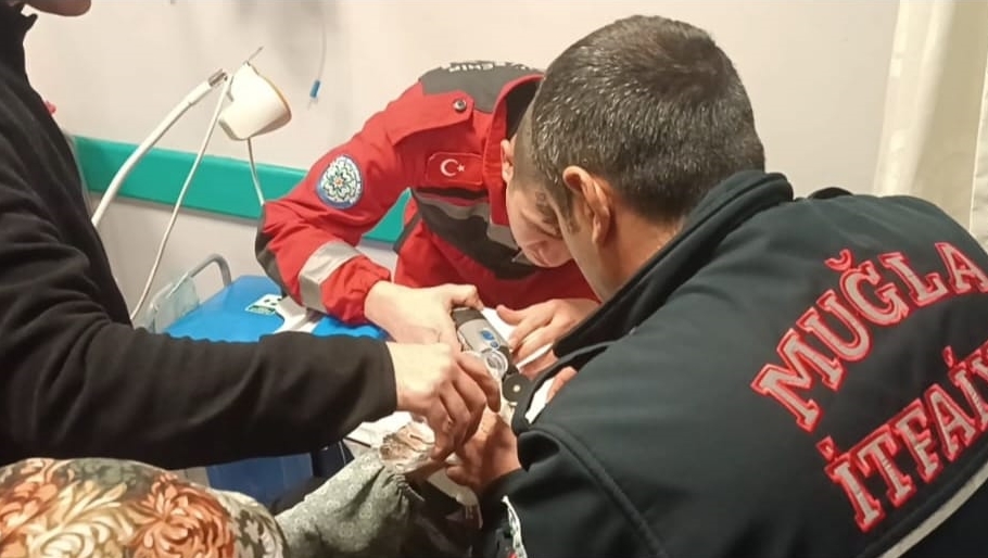 Parmağında sıkışan yüzüğü hastaneye çağrılan itfaiye çıkardı