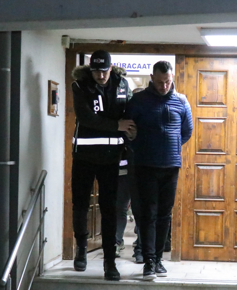 İzmir'de suç gelirlerinin aklanmasına yönelik operasyonda yakalanan 6 şüpheli tutuklandı