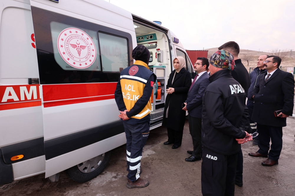 Afyonkarahisar'da işyerinin asma tavanı çöktü, 11 kişi yaralandı