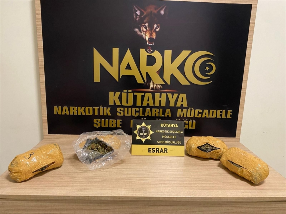 Kütahya'da otobüs yolcusunun çantasında 2 kilo esrar bulundu!