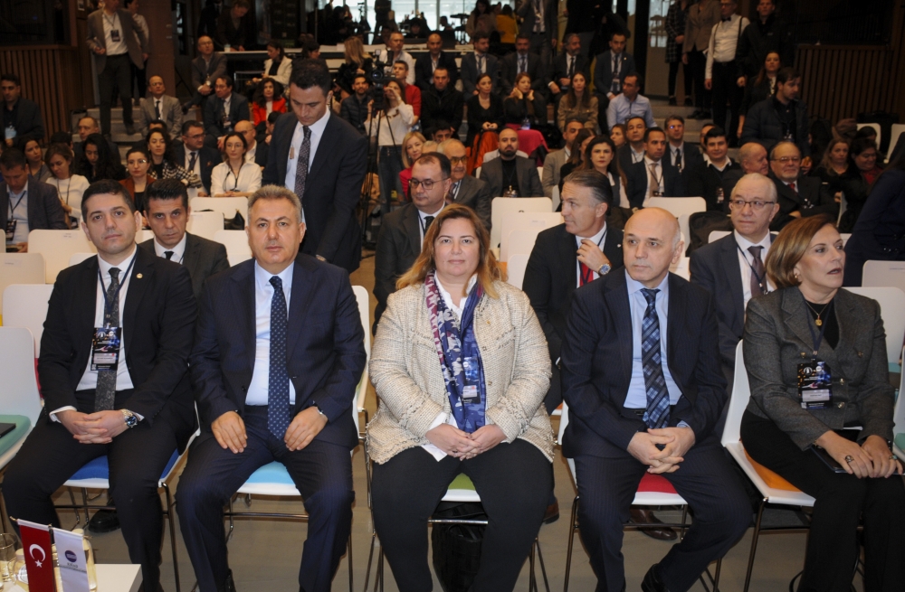 İzmir'deki Dijital Dönüşüm Zirvesi'nde "insanın dönüşümü" ele alındı
