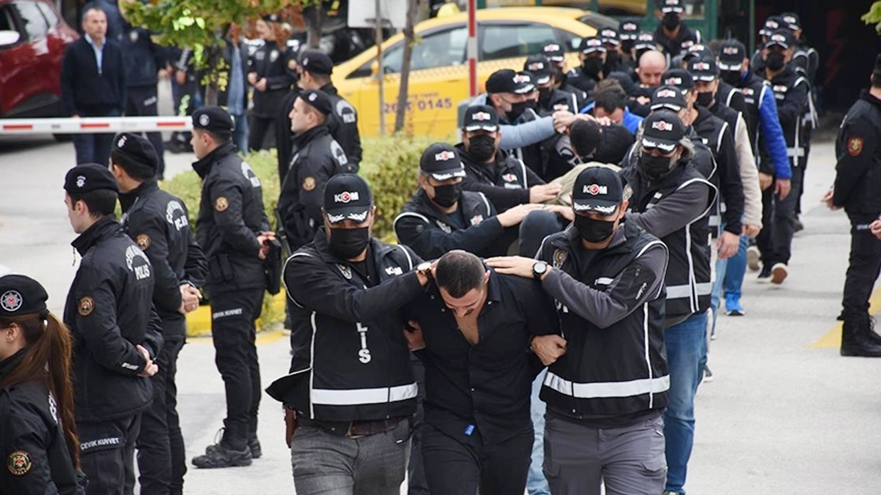 Uşak Emniyeti Zehir Tacirlerini 3 Ay İzledi, 14 Kişiyi Yakaladı