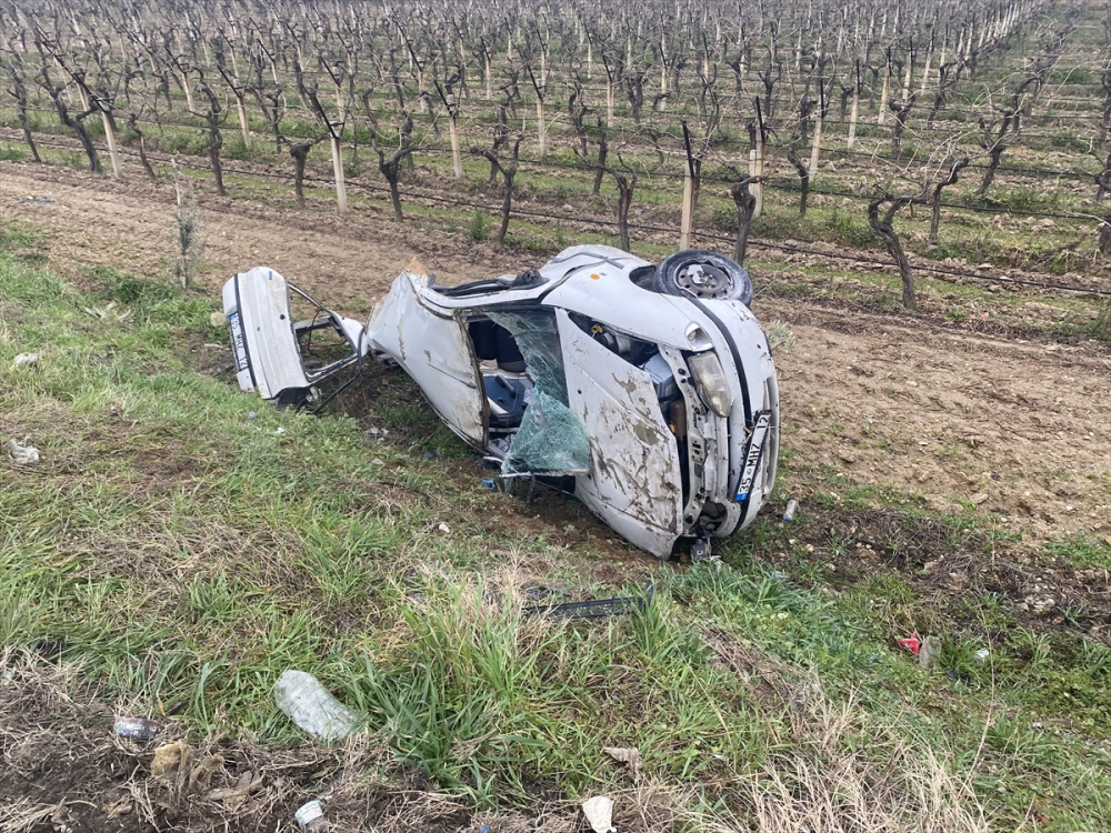 Manisa'da iki otomobilin çarpıştığı kazada 3 kişi yaralandı