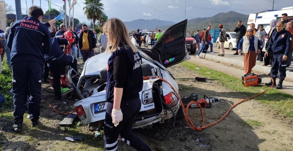 Muğla'da şarampole devrilen otomobilde sıkışan sürücüyü itfaiye kurtardı