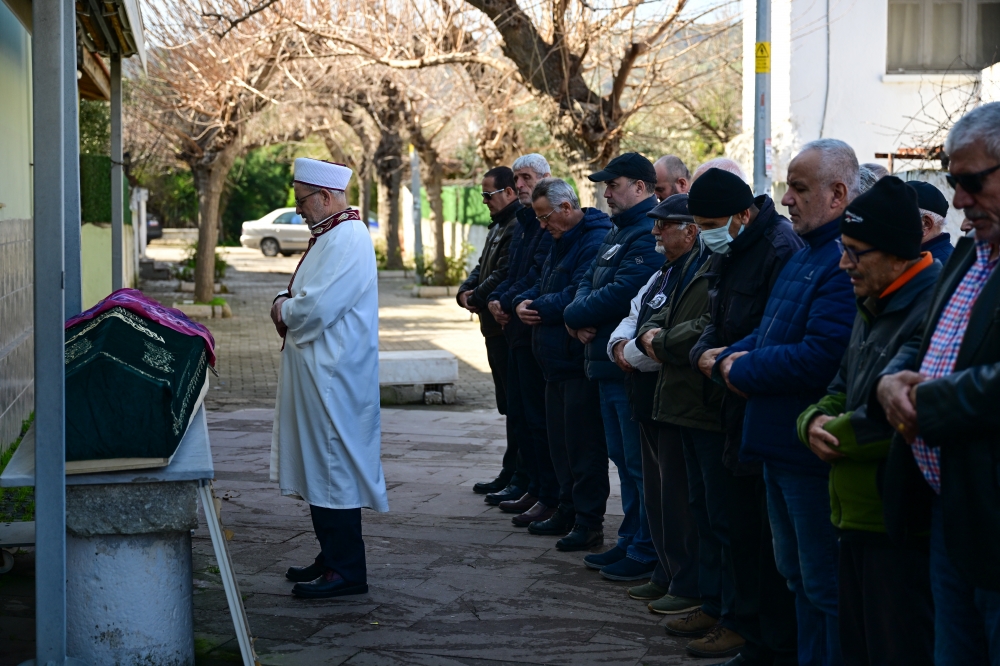 Vefat eden ses sanatçısı Neşe Can İzmir'de toprağa verildi