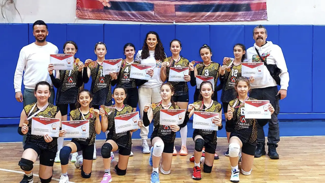 Uşak Borsa İstanbul Okulu Voleybol Turnuvasında Isparta'da Yarı Finalde