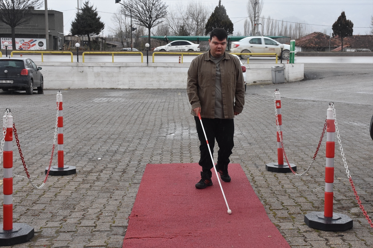 Görme engelli gazeteci yaptığı televizyon programıyla farkındalık oluşturuyor