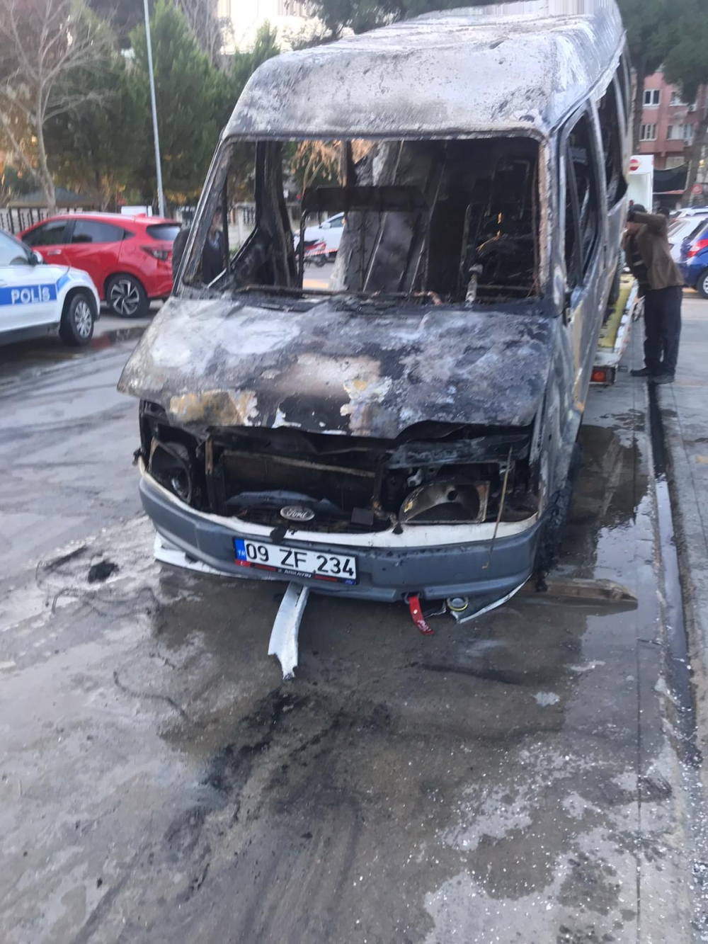 Nazilli'de yanan minibüs kullanılamaz hale geldi