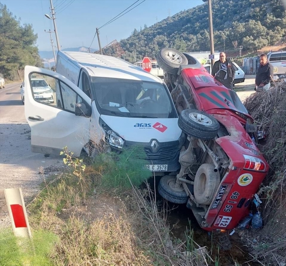 Muğla'da kamyonetle çarpışan yangına müdahale aracındaki 2 kişi yaralandı