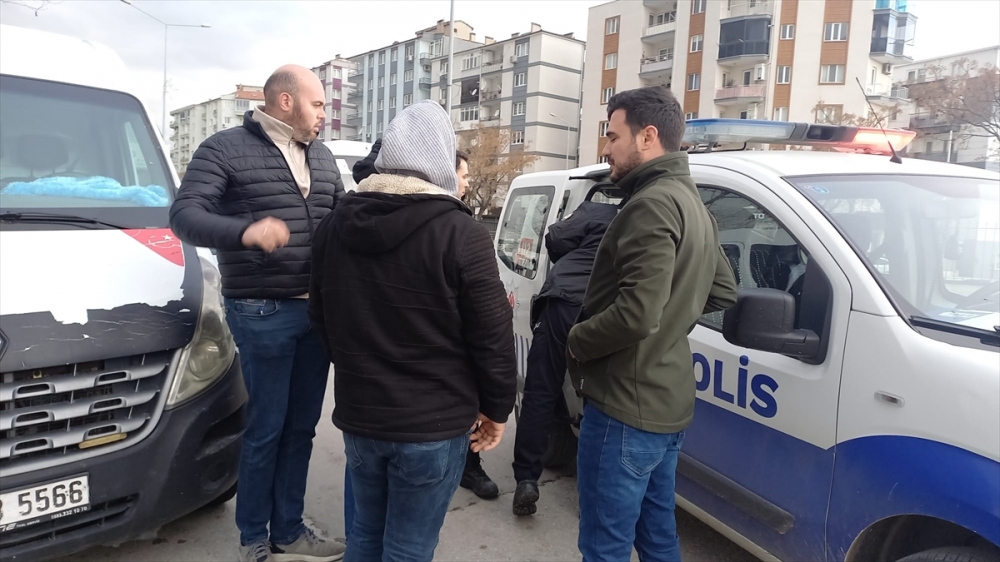 Manisa'da "askere gideceğim" diyerek para toplayan 2 kişi yakalandı