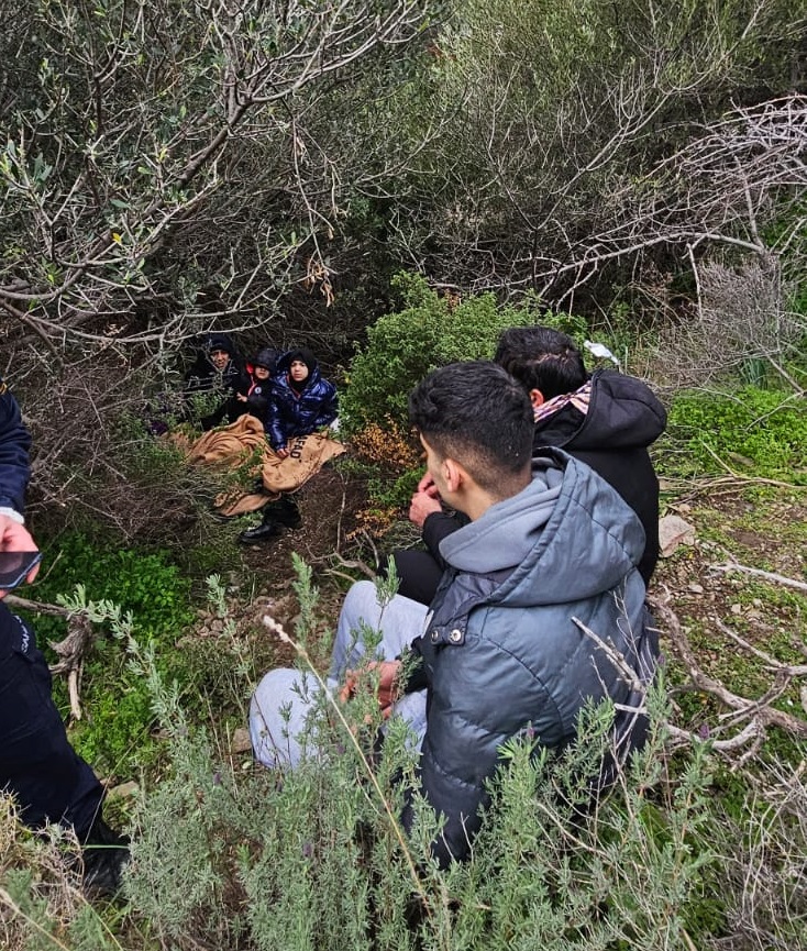 İzmir açıklarında 44 düzensiz göçmen kurtarıldı
