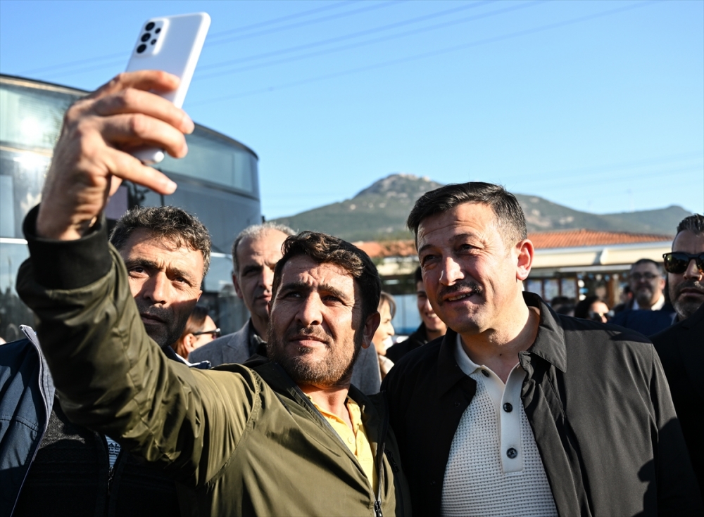 AK Parti İzmir Büyükşehir Belediye Başkan adayı Hamza Dağ, seçim çalışmalarını Aliağa ve Yeni Foça'da sürdürdü