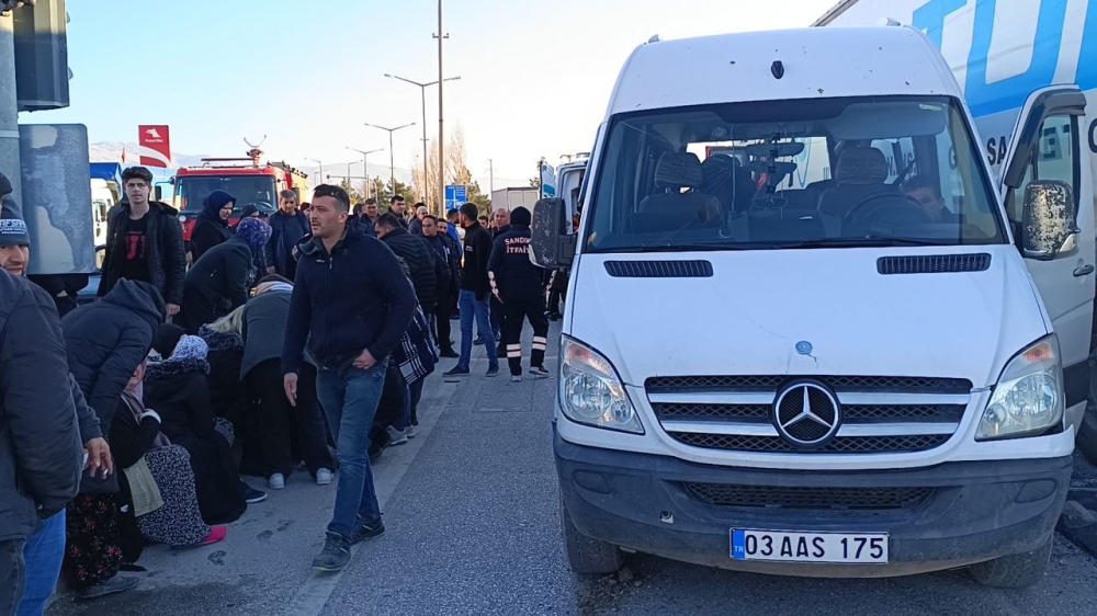 Afyonkarahisar'da minibüs ile tırın çarpıştı 12 kişi yaralandı