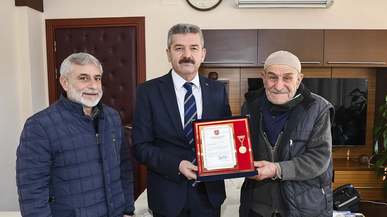 TSK’ya Bağış Yapan Uşaklı Hayırsevere Vali Ergün’den Madalya
