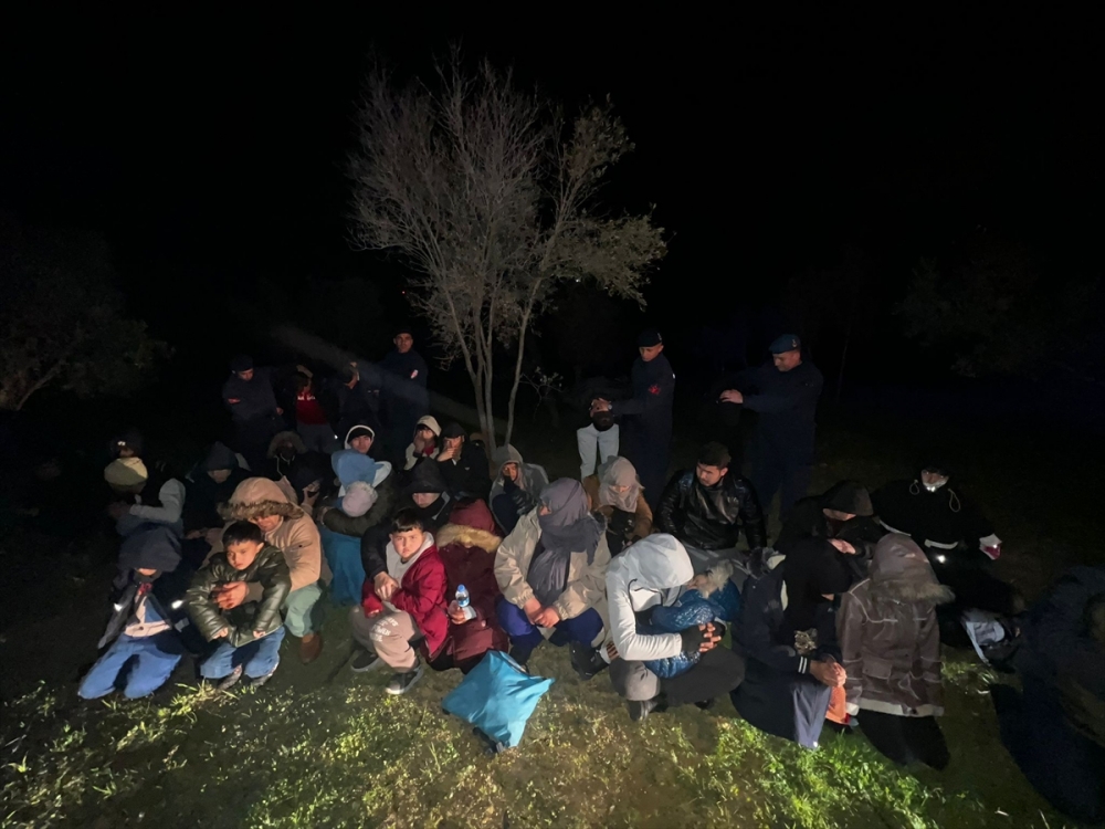 İzmir'de göçmen kaçakçılığı iddiasıyla 3 zanlı tutuklandı
