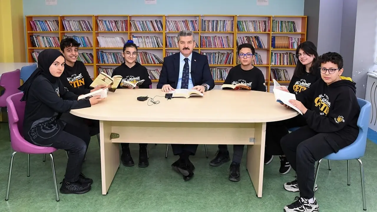 Uşak Valisi Ergün Öğrencilerle Kitap Okudu