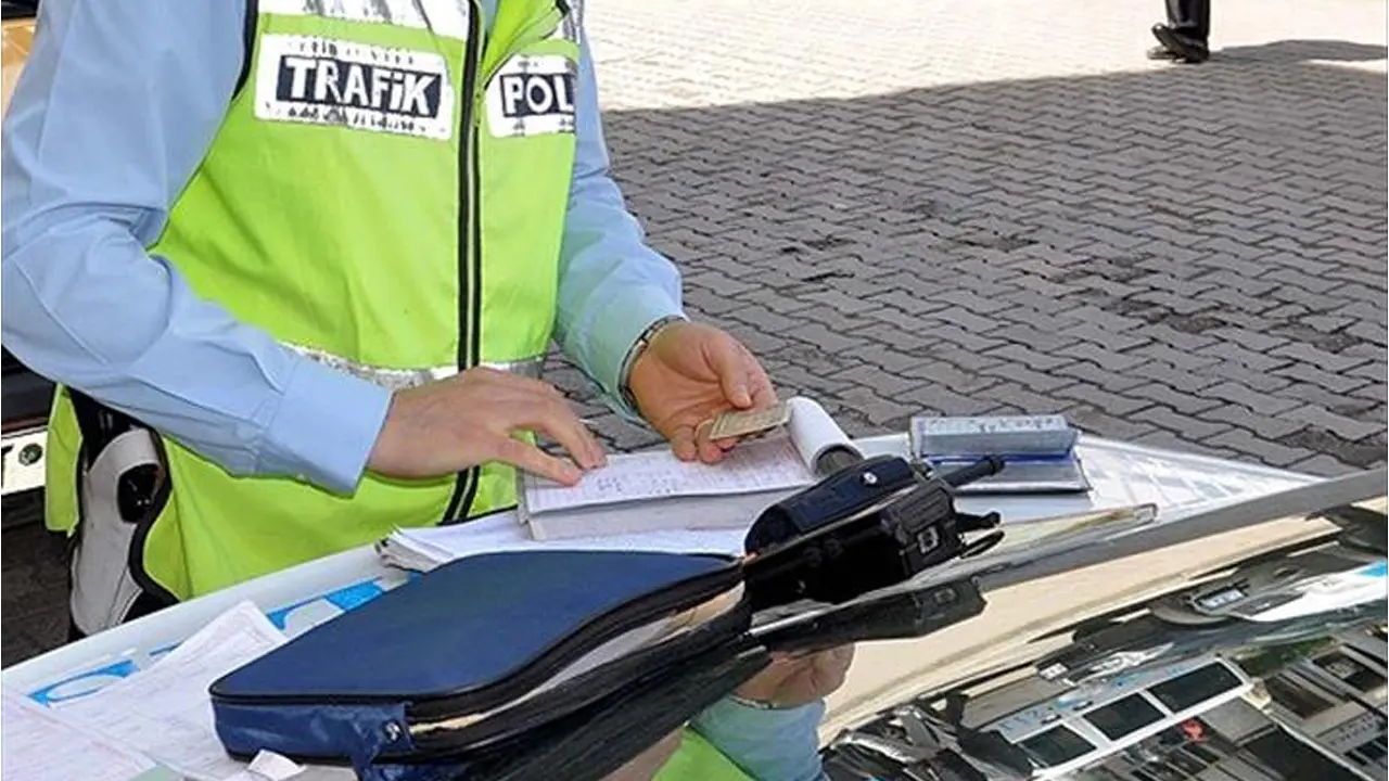 Denizli'de hareket halindeki otomobilin üstünde poz veren şüphelilere ceza kesildi