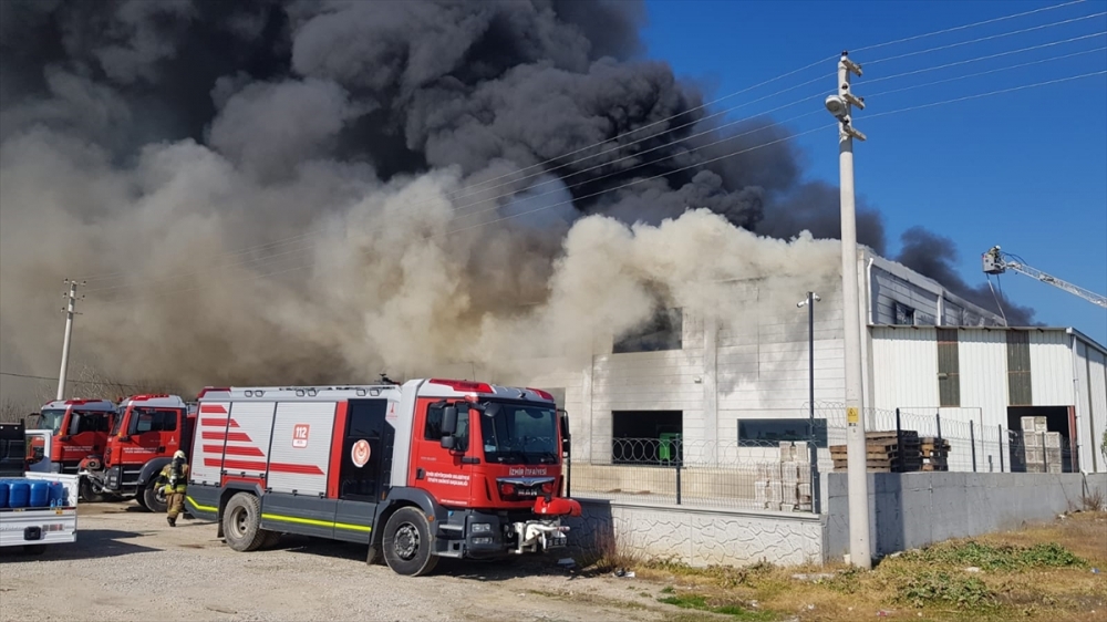 İzmir'de narenciye deposunda çıkan yangın kontrol altına alındı