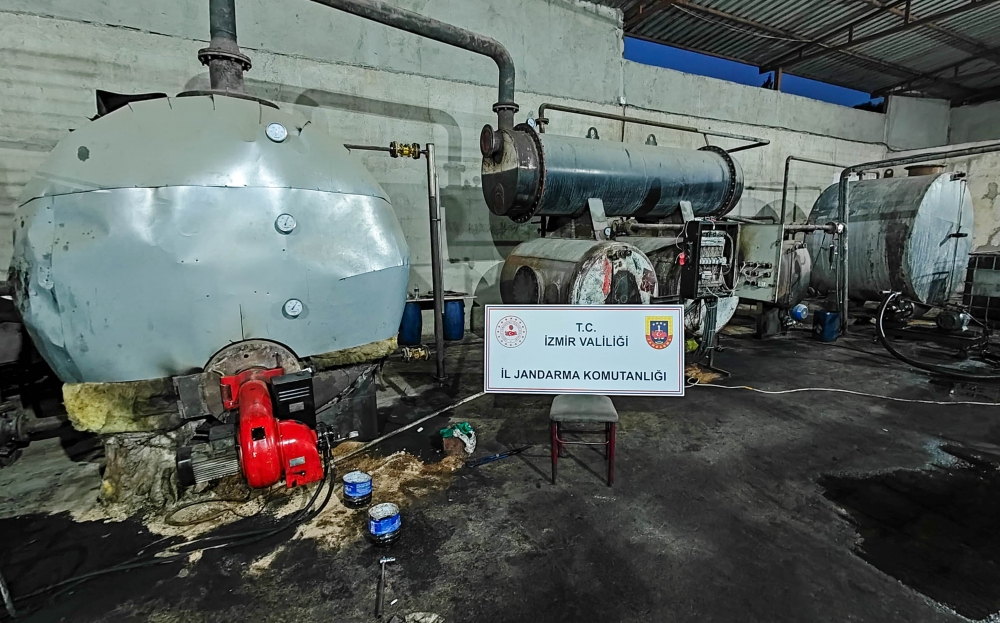 İzmir'de 11 bin litre kaçak akaryakıt ele geçirildi
