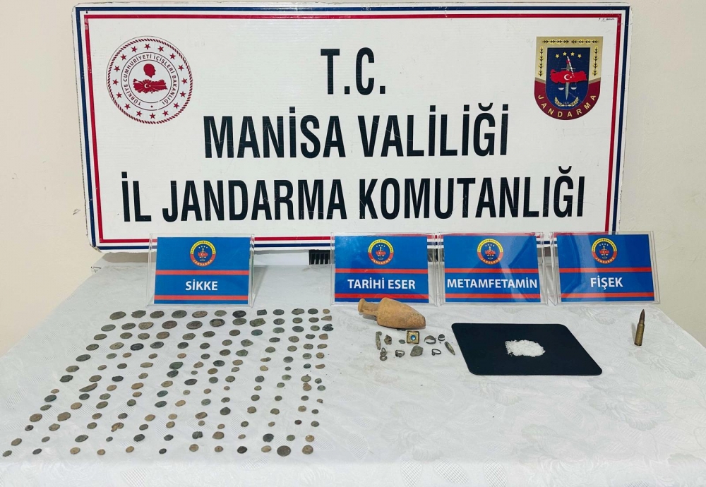 Manisa'da bir evde 180 parça tarihi eser ele geçirildi
