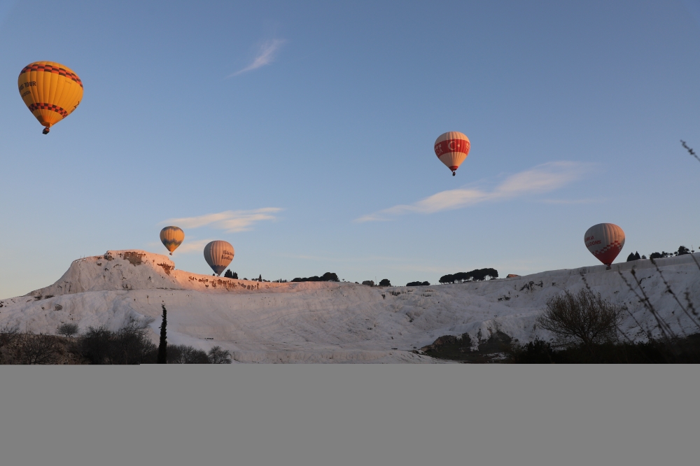 Pamukkale, sıcak hava balon turlarıyla da turist çekiyor