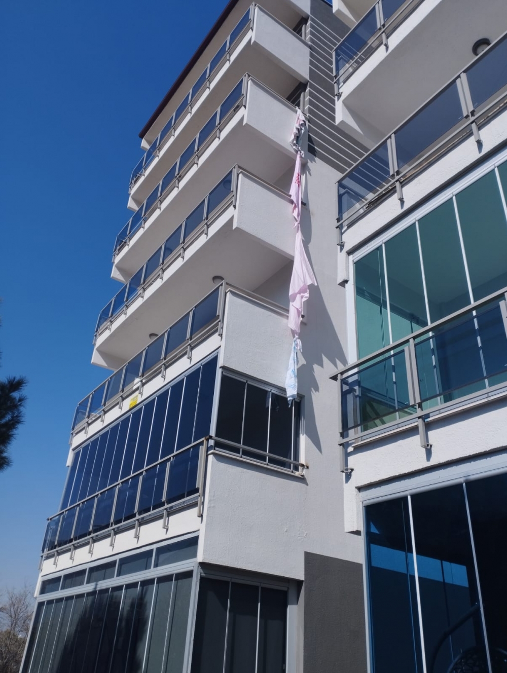 Denizli'de balkondan sarkıttığı çarşafla kaçmaya çalıştı