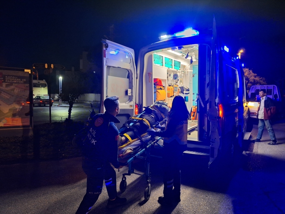 Turgutlu'da kamyonetle çarpışan motosikletin sürücüsü yaralandı