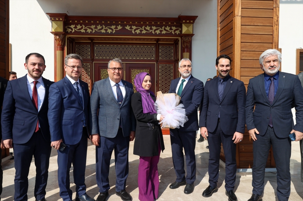 Çalışma ve Sosyal Güvenlik Bakanı Işıkhan, Manisa'da ziyaretlerde bulundu