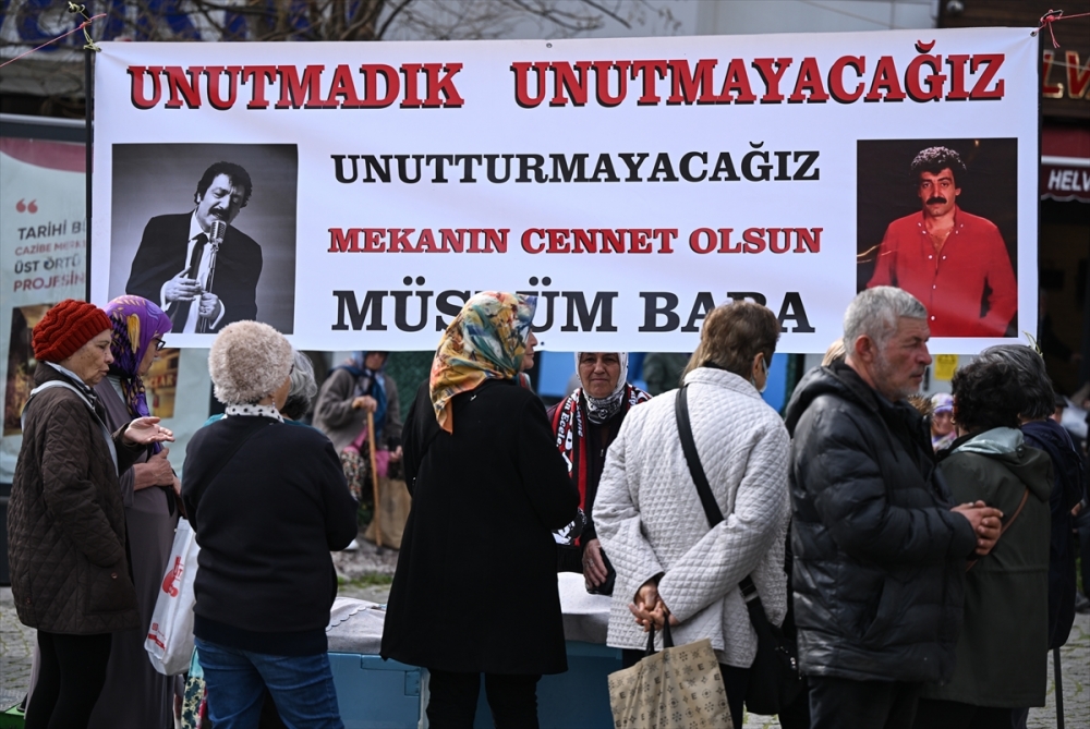 Müslüm Gürses anısına İzmir'de pilav ve lokma dağıtıldı