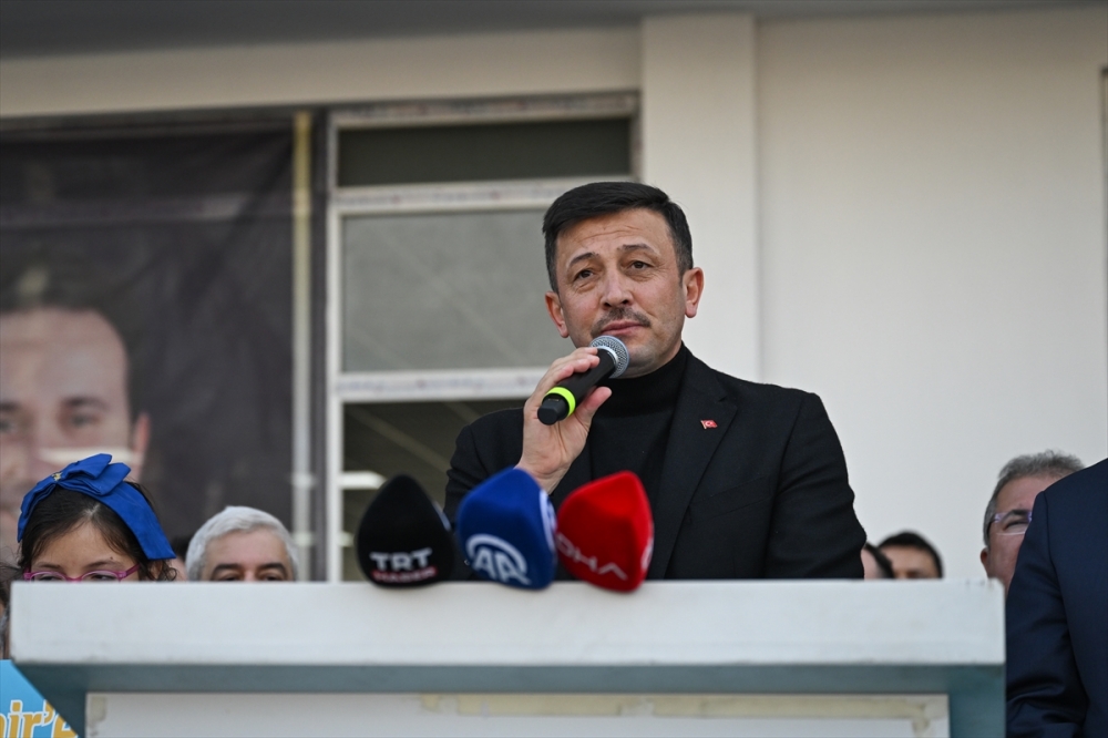 AK Parti'nin adayı Hamza Dağ, Karşıyaka'da seçim koordinasyon merkezini açtı