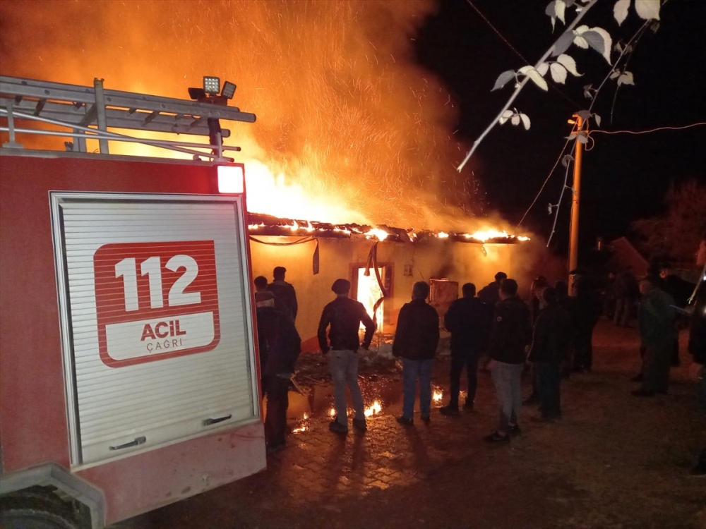 Afyon'da Ahırda Yangın Çıktı: 29 Hayvan Telef Oldu