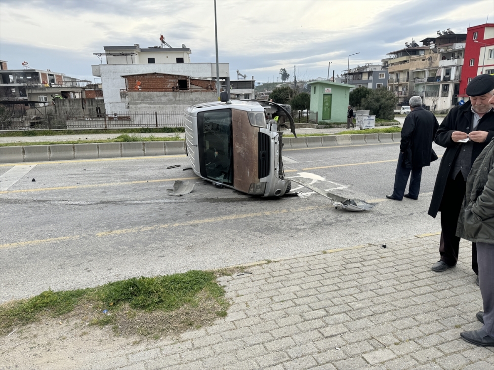 Aydın'da devrilen hafif ticari aracın sürücüsü yaralandı