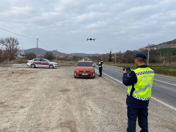 Eşme'de Emniyet Kemeri Takmayanlar Drone İle Yakalandı