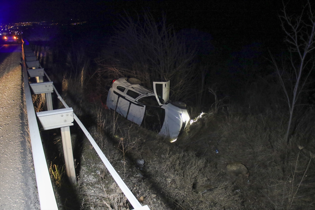 Uşak'ta Şarampole Devrilen Otomobilde 1 Bebek 4 Kişi Yaralandı