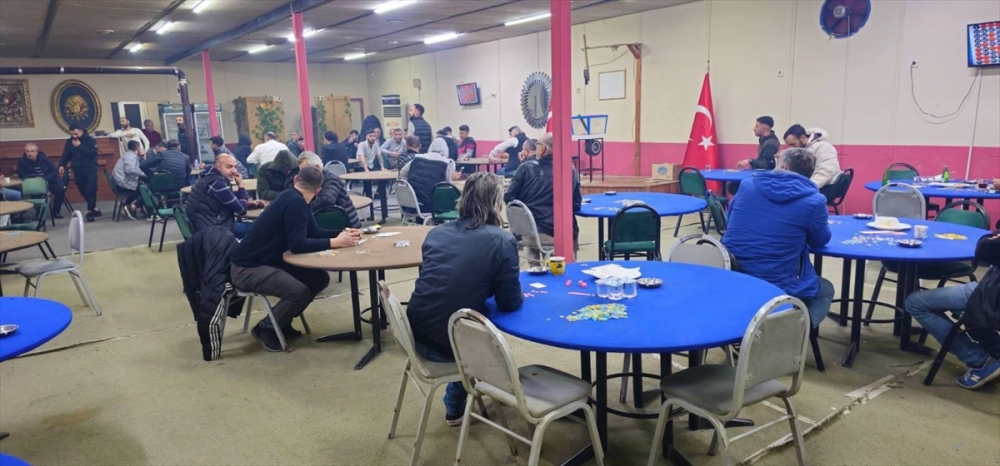 İzmir'de kumar oynarken yakalanan 53 kişiye para cezası uygulandı